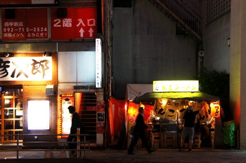Yatai dans une rue à Fukuoka, Kyushu, Japon