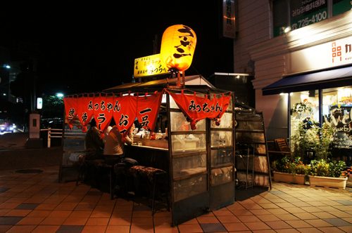Un Yatai la nuit à Fukuoka, Kyushu, Japon