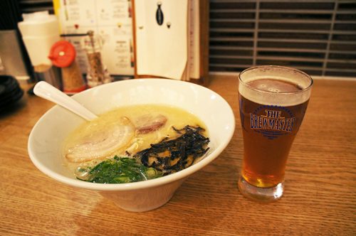 Un bol de Hakata ramen à Ippudo et une bière.