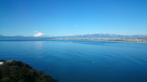 Vue sur le Mont Fuji depuis le haut de l'Enoshima Sea Candle