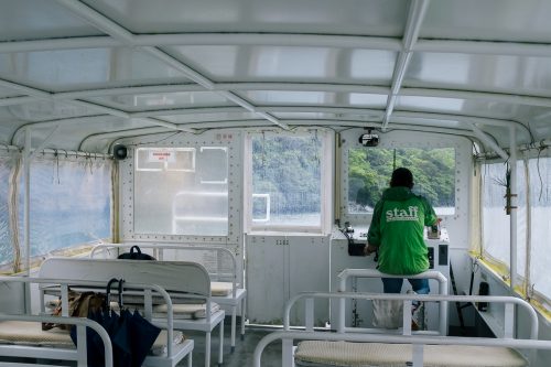 Bateau traversant le fleuve Urauchi sur l'île d'Iriomote dans la Préfecture d'Okinawa, Japon