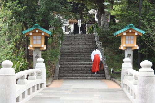 Rite shinto dans le sanctuaire Togo de Harajuku, Tokyo, Japon.