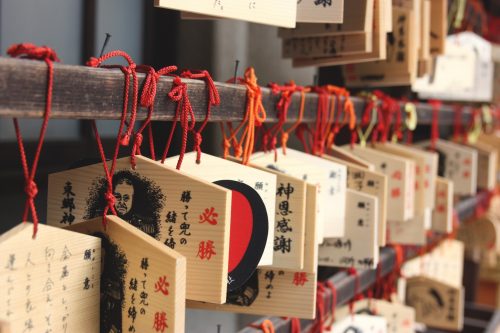 Des ema dans le sanctuaire Togo de Harajuku, Tokyo, Japon.