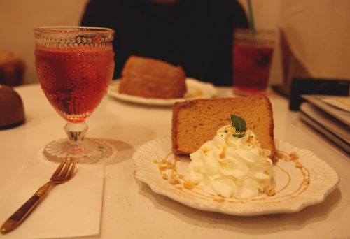 Douceurs au menu du café Temari no Oshiro dans le quartier de Kichijoji à Tokyo, Japon