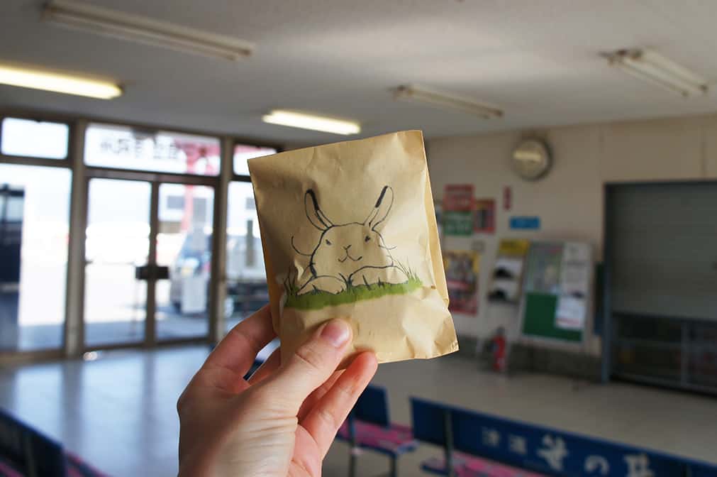 Nourriture pour lapins sur le port de ferry