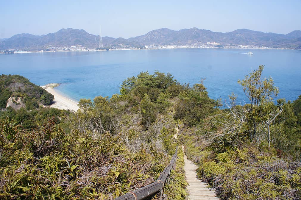 Sentier sur les hauteurs d'Okunoshima : vue sur la mer et la côte