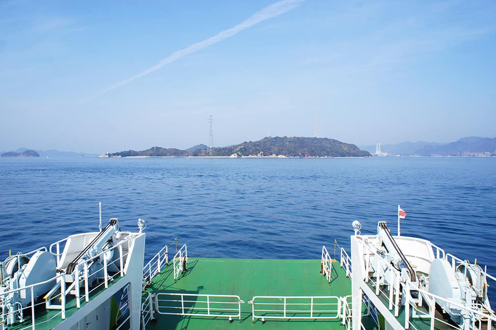 Vue sur l'île d'Okunoshima depuis le ferry