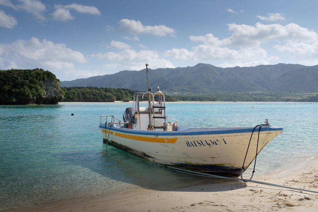 L'un des nombreux bateaux parcourant la baie de Kabira à Okinawa, Japon