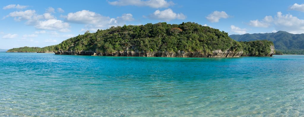 Ilot sauvage dans la baie de Kabira à Okinawa, Japon