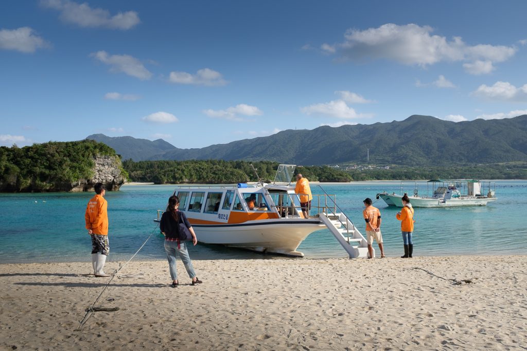 Bateaux à fond transparent pour explorer la baie de Kabira à Okinawa, Japon