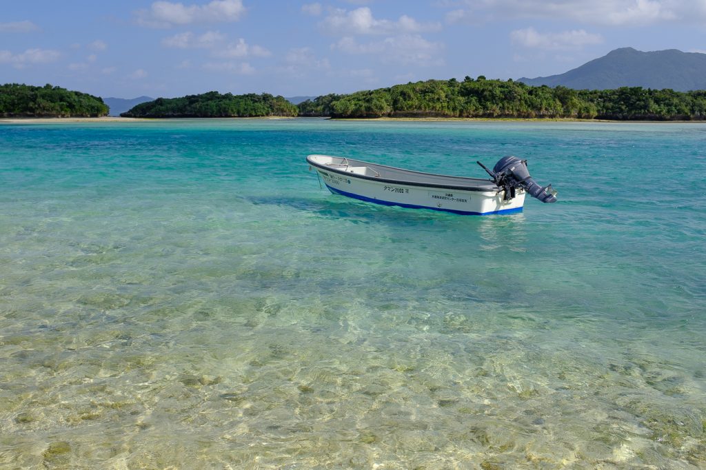 un bateau sur les eaux turquoises de la baie de kabira à Ishigaki dans l'archipel d'Okinawa