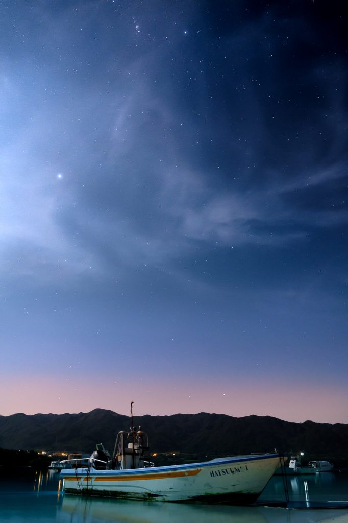 Ciel étoilé au dessus de la baie de Kabira à Okinawa, Japon