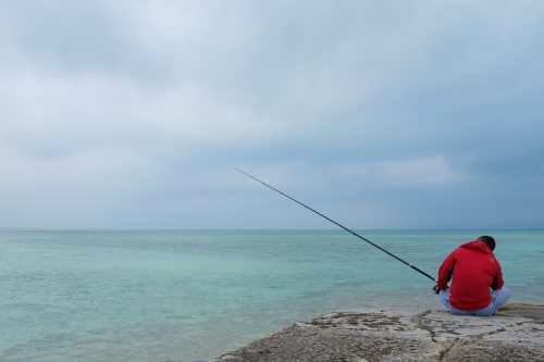Pêcheur à Taketomi dans la Préfecture d'Okinawa, Japon