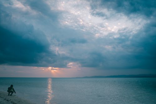 Coucher de soleil sur la plage à Taketomi dans la Préfecture d'Okinawa, Japon