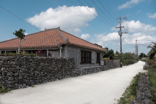 Les maisons traditionnelles à Taketomi dans la Préfecture d'Okinawa, Japon