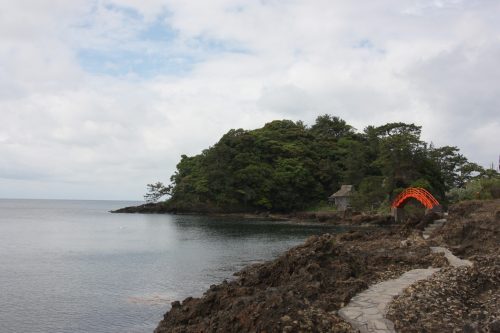 Pont vermillon sur la crique de Yajima Taiken sur l'île de Sado, dans la Préfecture de Niigata, Japon