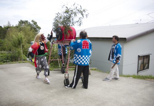 Danse du démon femelle au festival de Ondeko sur l'île de Sado, Préfecture de Niigata, Japon