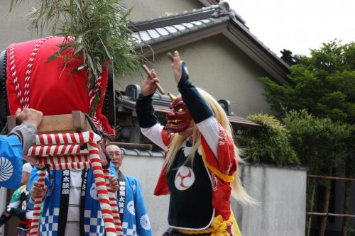 Démon venant frapper le tambour au festival de Ondeko sur l'île de Sado, Préfecture de Niigata, Japon
