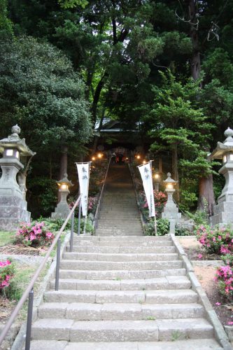 Les marches du sanctuaire Kusakari accueillant une scène de théâtre Nô à Hamochi, sur l'île de Sado au Japon