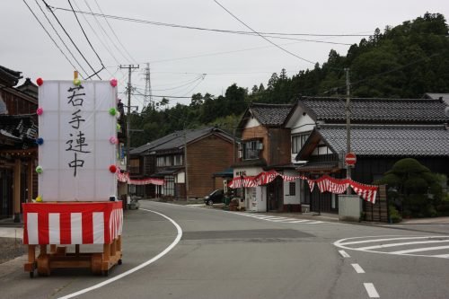 Les rues menant à la scène de théâtre Nô du sanctuaire Kusakari à Hamochi, sur l'île de Sado au Japon
