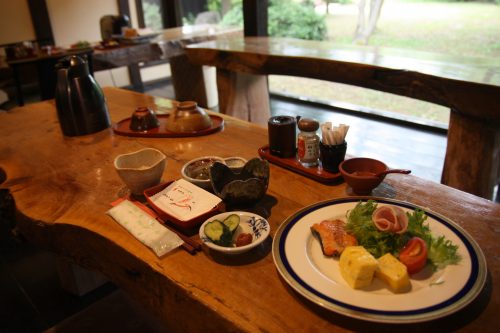 Petit-déjeuner au ryokan Hananoki Inn sur l'île de Sado, dans la Préfecture de Niigata, Japon