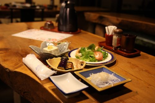 Dîner au ryokan Hananoki Inn sur l'île de Sado, dans la Préfecture de Niigata, Japon