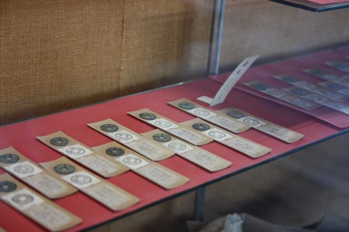 Pièces de monnaie conservées au musée des cultures du Nord à Niigata, Japon