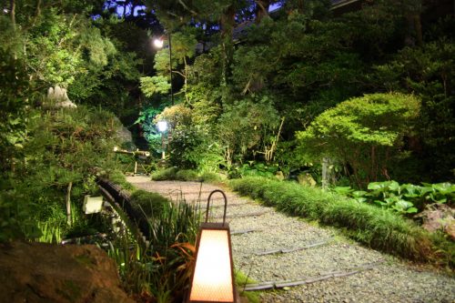 Jardin du ryotei Ikinariya dans le quartier de Furumachi à Niigata, Japon