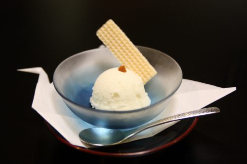 Dessert au ryotei Ikinariya dans le quartier de Furumachi à Niigata, Japon