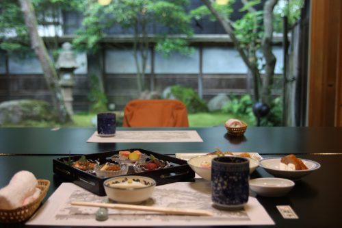 Dîner kaiseki servi au ryotei Ikinariya dans le quartier de Furumachi à Niigata, Japon