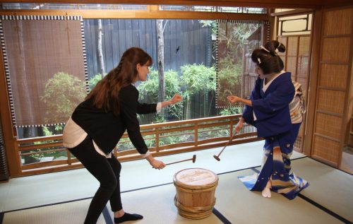 Session de jeu avec une Geigi du quartier de Furumachi à Niigata, Japon