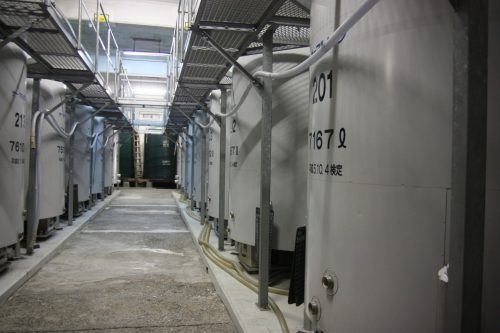 Les cuves de la brasserie de saké Imayo Tsukasa à Niigata dans la Préfecture de Niigata, Japon