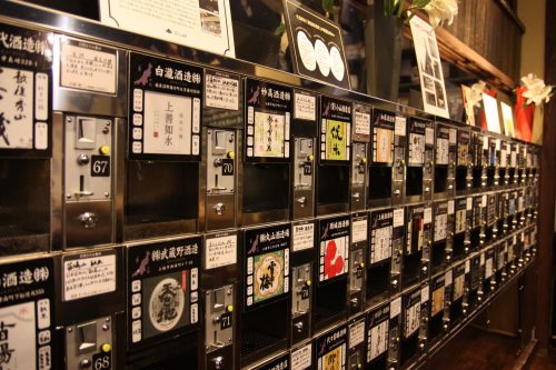 Distributeur de saké au Ponshukan dans la ville de Niigata dans la Préfecture de Niigata, Japon