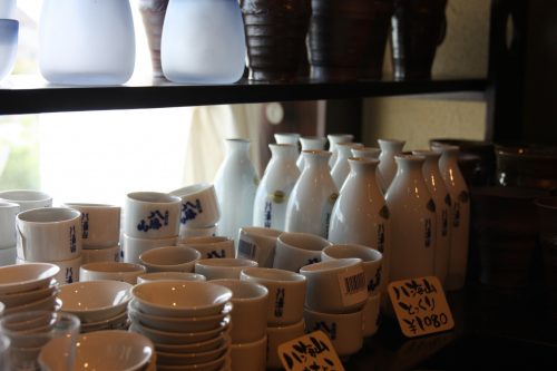 Verres et carafe de saké au Ponshukan à Niigata dans la Préfecture de Niigata, Japon