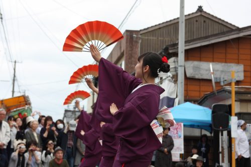 Troupe de danseurs du lycée local au festival d'Hamochi sur l'île de Sado, dans la Préfecture de Niigata, Japon