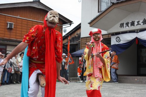 Danse de la fertilité au festival d'Hamochi sur l'île de Sado, dans la Préfecture de Niigata, Japon