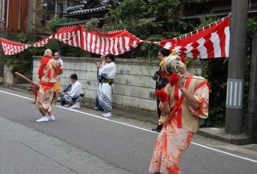 Danse de la fertilité au festival d'Hamochi sur l'île de Sado, dans la Préfecture de Niigata, Japon