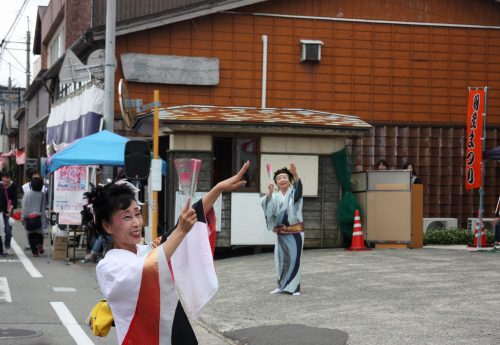 Danseuses au festival d'Hamochi sur l'île de Sado, dans la Préfecture de Niigata, Japon
