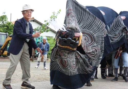 Lion sacré au festival d'Hamochi sur l'île de Sado, dans la Préfecture de Niigata, Japon