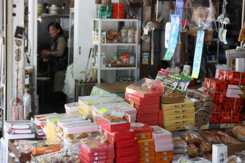 Boutiques de souvenirs près du sanctuaire Yahiko aux alentours d'Iwamuro, près de Niigata au Japon