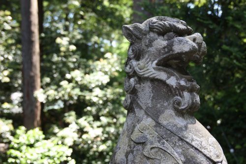 Statue au sanctuaire Yahiko aux alentours d'Iwamuro, près de Niigata au Japon
