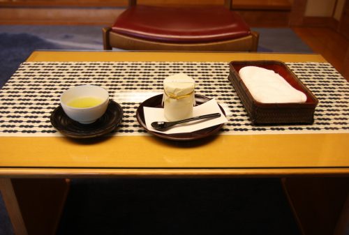Collation servie au ryokan Yumeya à Iwamuro, près de Niigata au Japon
