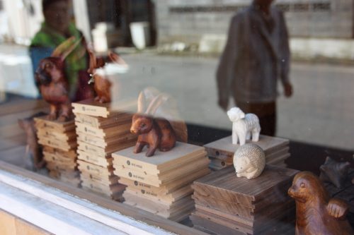 Créations en bois dans une boutique de la Nuttari Terrace Street dans le quartier de Nuttari à Niigata, au Japon