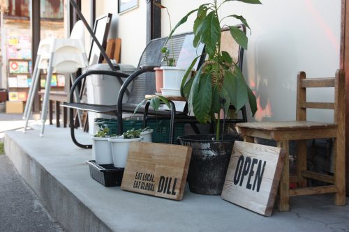 Détails d'une devanture de la Nuttari Terrace Street dans le quartier de Nuttari à Niigata, au Japon