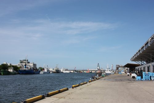 Quai longeant le Pier Bandai à Niigata, au Japon