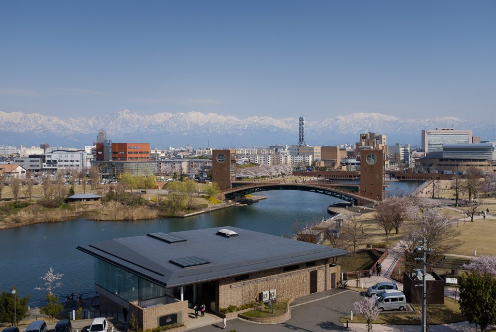Vue sur la ville de Toyama et les montagnes à l'horizon