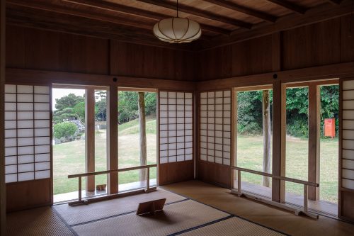 Dans l'ancienne résidence royale du jardin Shikinaen à Naha dans la Préfecture d'Okinawa, Japon