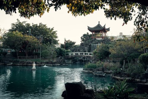 L'étang du jardin Fukushuen à Naha dans la Préfecture d'Okinawa, Japon