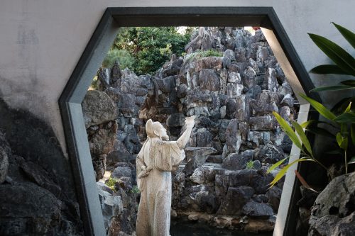 Statue dans le jardin Fukushuen à Naha dans la Préfecture d'Okinawa, Japon