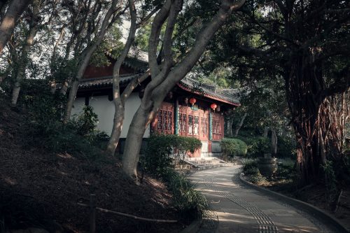 Architecture chinoise dans le jardin Fukushuen à Naha dans la Préfecture d'Okinawa, Japon